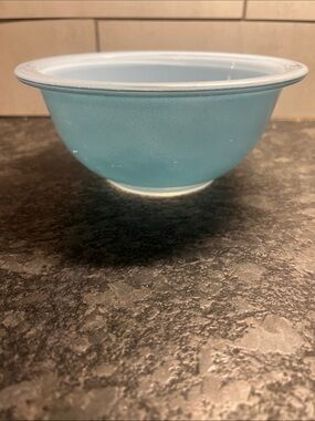 Vintage 1 ltr 322 Pyrex Robin egg Blue Glass Bowl.